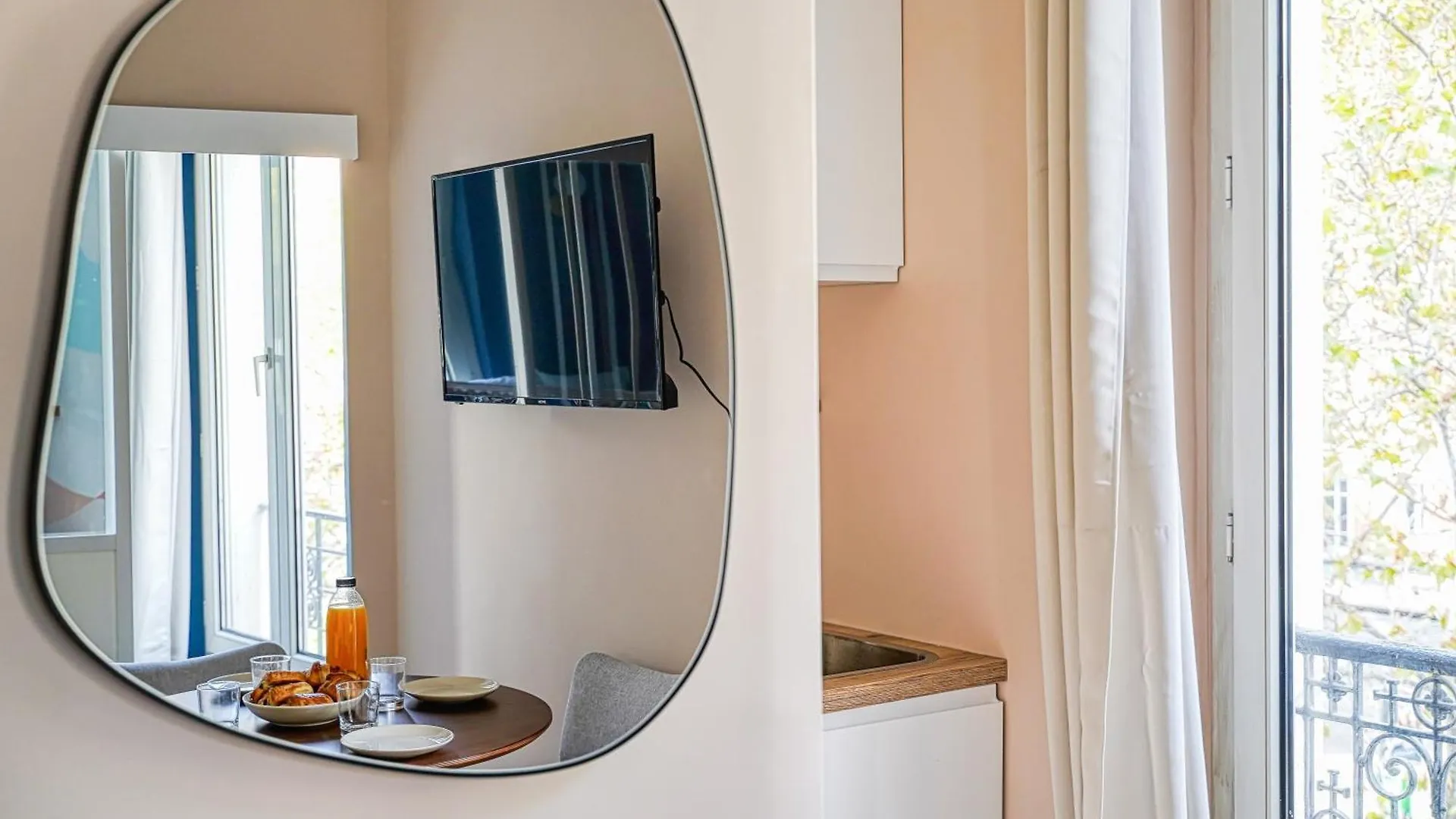 Studio Climatise Au Calme - Proche Batignolles Paris 0*,  France