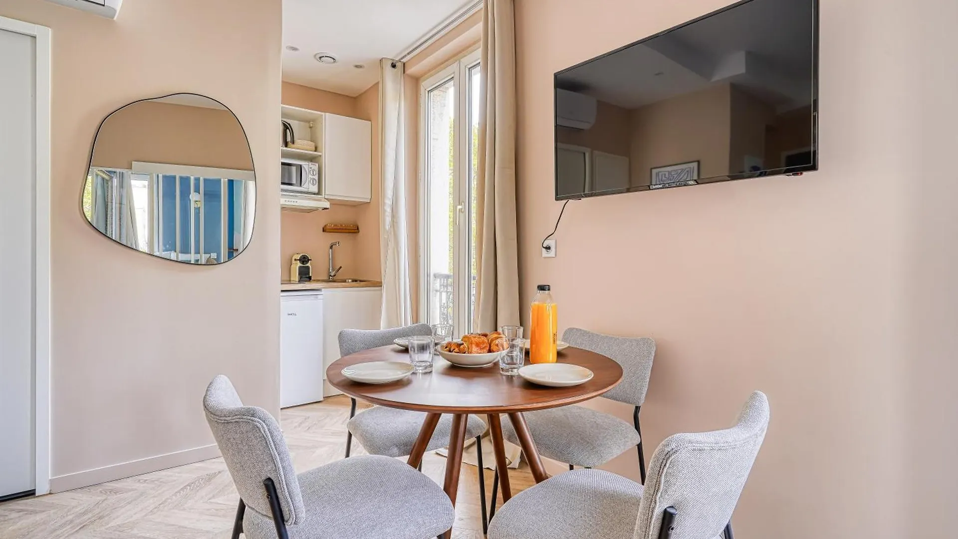 Studio Climatise Au Calme - Proche Batignolles Paris 0*,  France